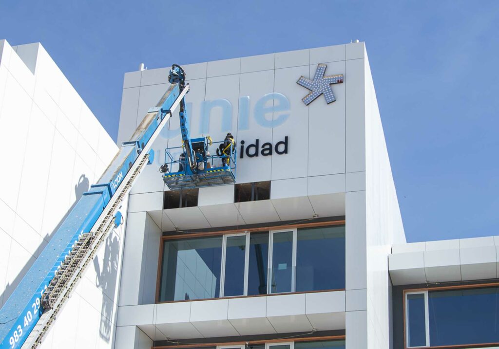 Instalación de rótulos con grua para Unie